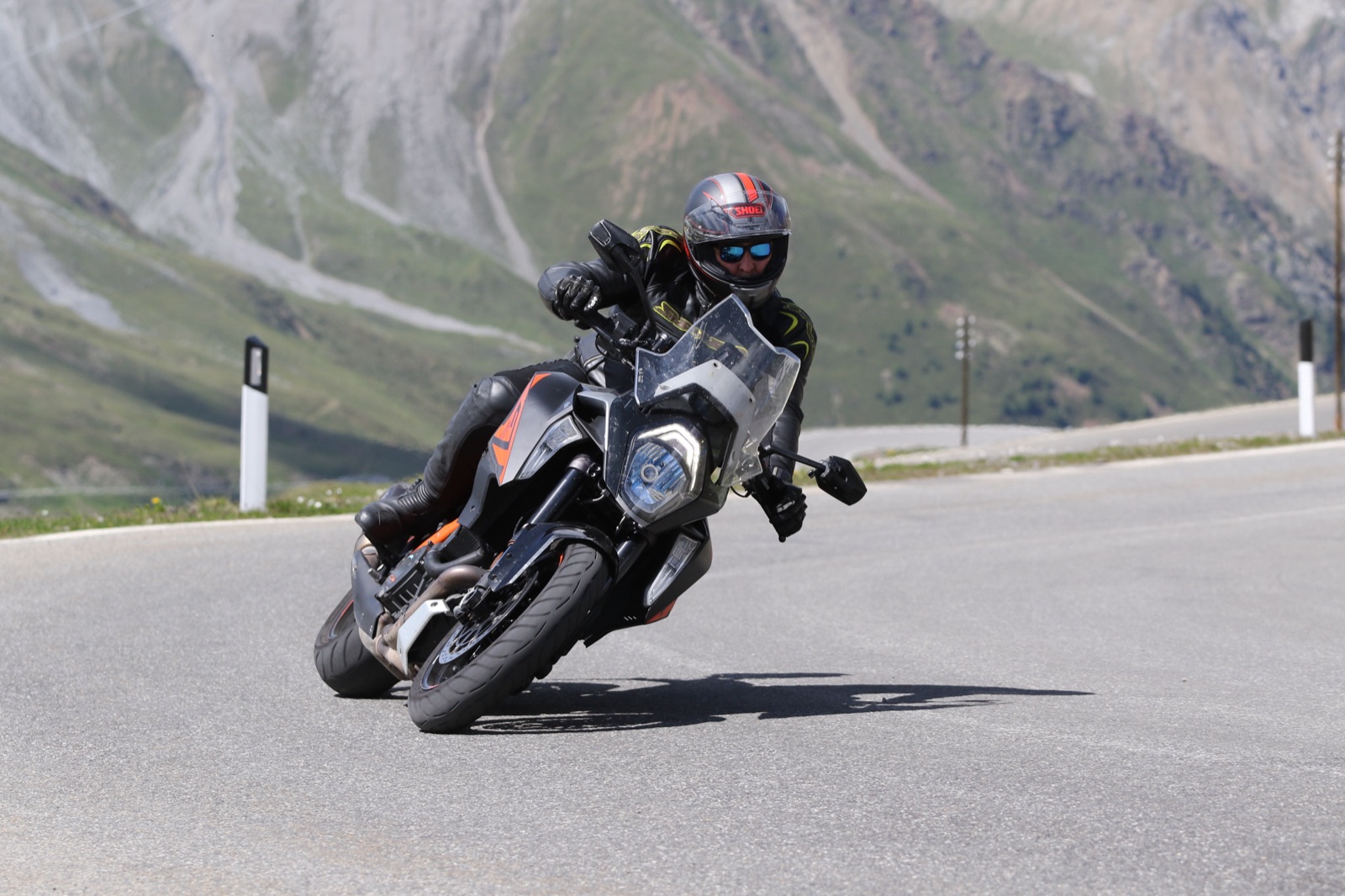 Edoardo Iorio in moto sul Passo dello Stelvio