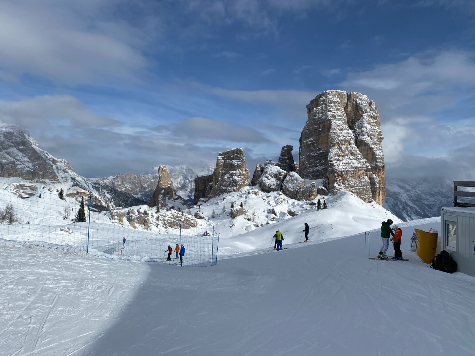 Le Cinque Torri innevate con sciatori sulla pista