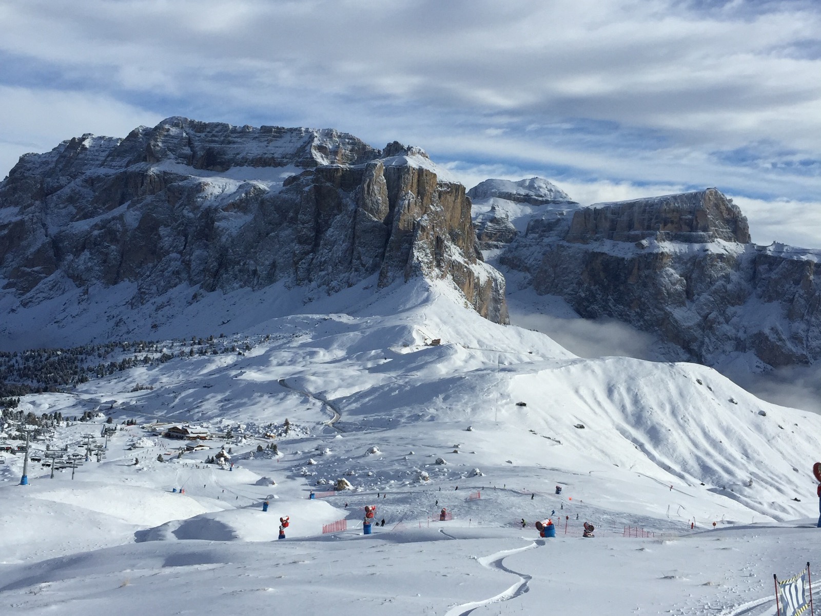 Il Gruppo del Sella dopo una nevicata, con una traccia nella neve fresca