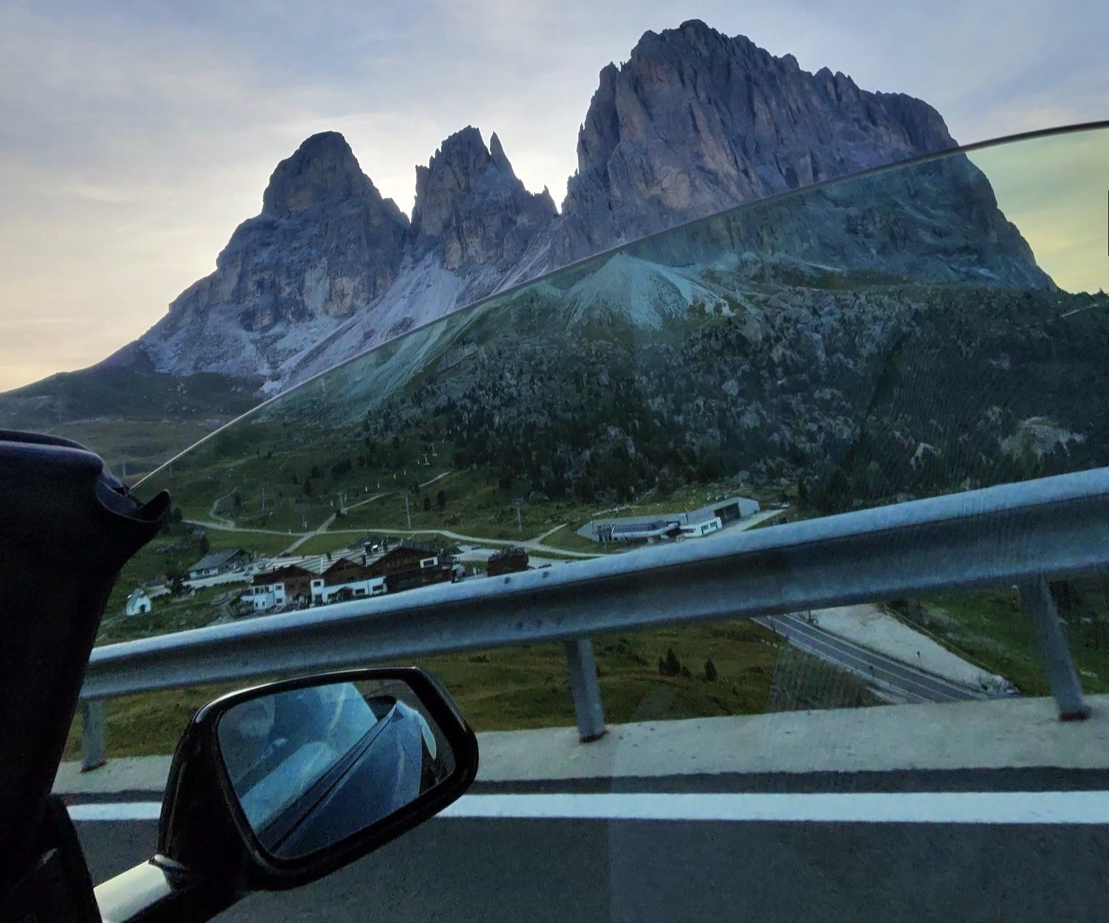 Il Sassolungo dal Passo Sella visto da un'auto cabrio con la capote aperta
